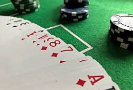 Lucky Number live draw display on idcash88 chat mobile screen showing number selection and results
